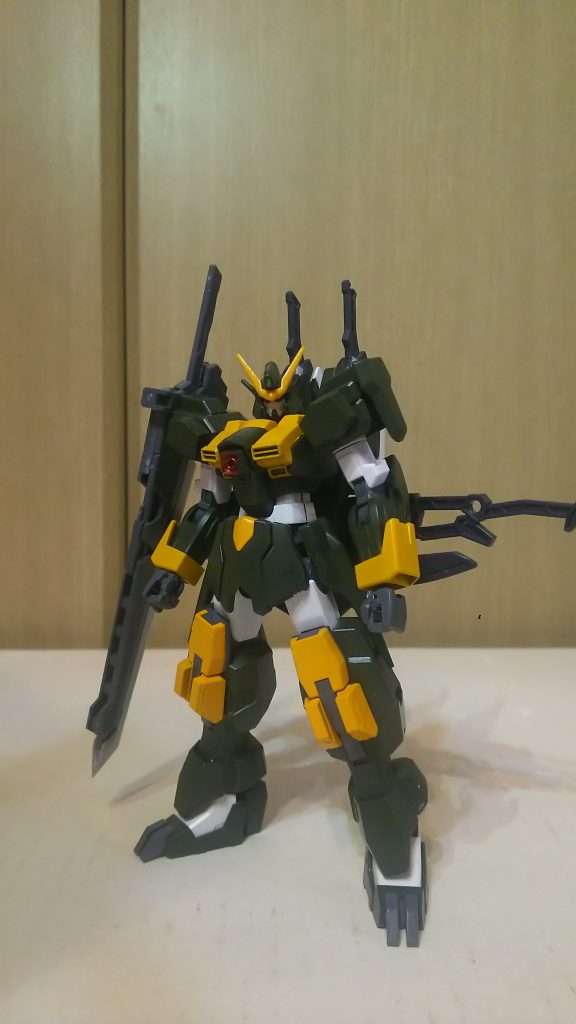 第2形態として右肩のセミシールドを外して多機能搭載可変大型剣【クラレント】を装備した【ツヴァイ】。名前は仰々しいですが、まんまM.S.Gのサムライマスターソードです。