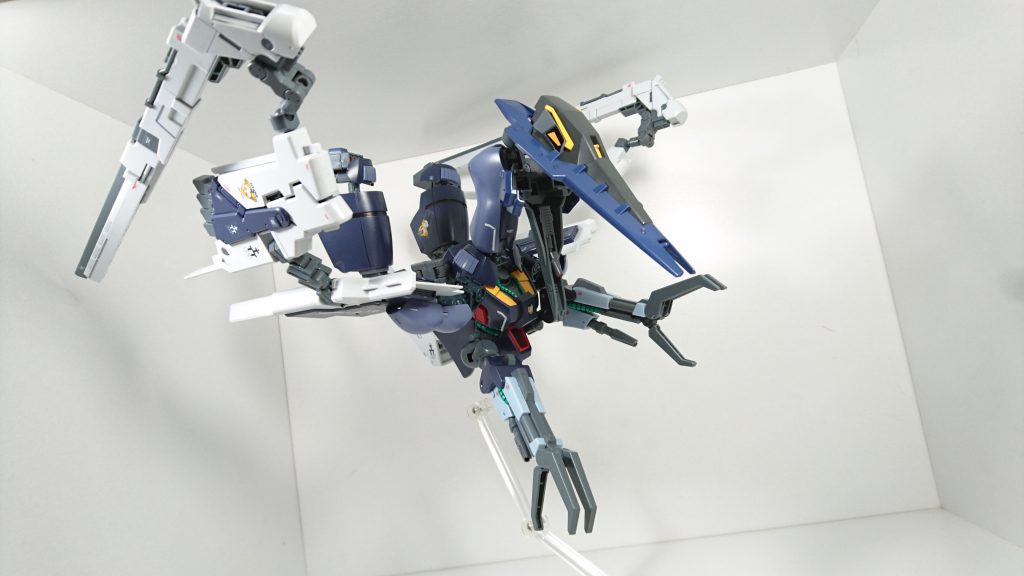 バイアラン・カスタムのクロー&メガ粒子砲は脚部に装備し猛禽類特有の鋭い爪を再現。ビームサーベルの展開も可能です。