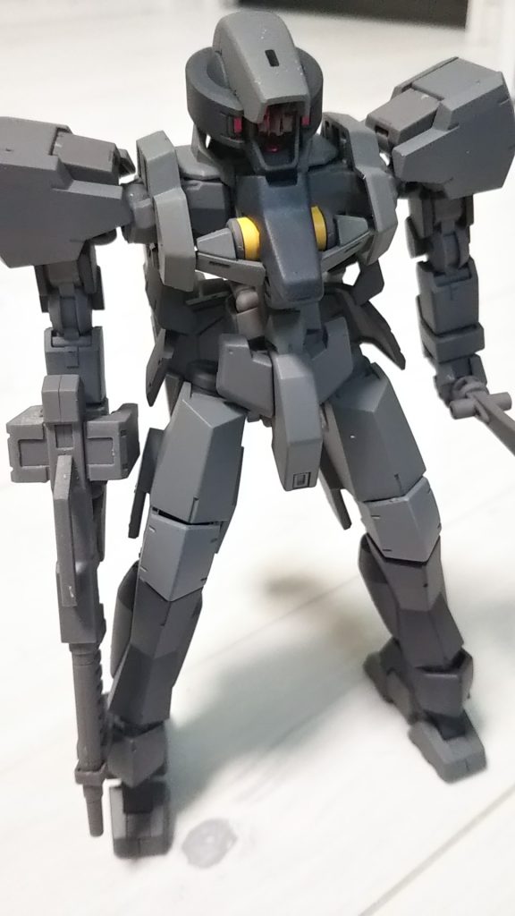 全体像。腕部は肩から下はゲイレールのものを流用、グレイズリッターの袖のパーツを装着しています。ちなみに胸部はガンダムバルバトス第6形態を持っていなかったのでジャンクパーツと化していたグレイズ君から拝借しました。
