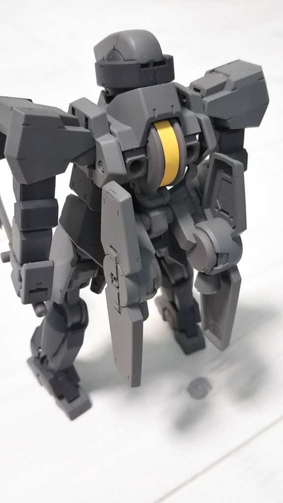 リアアーマーはグレイズアインのパーツを使用。ちなみに下半身はほぼグレイズリッターのパーツを流用してます。