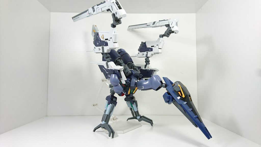 バサッ
翼部はフルドドを連結しており先端部にロング・ブレードライフルを装備しています。