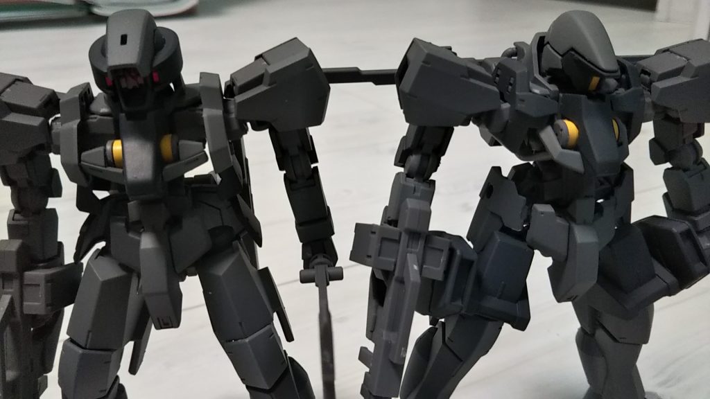 最後にグレイズ(地上戦仕様)とのツーショット。ギャラルホルンのMS、ゲイレールより前の機体は明らかになっていませんが、いつか分かる日が来るといいですね……