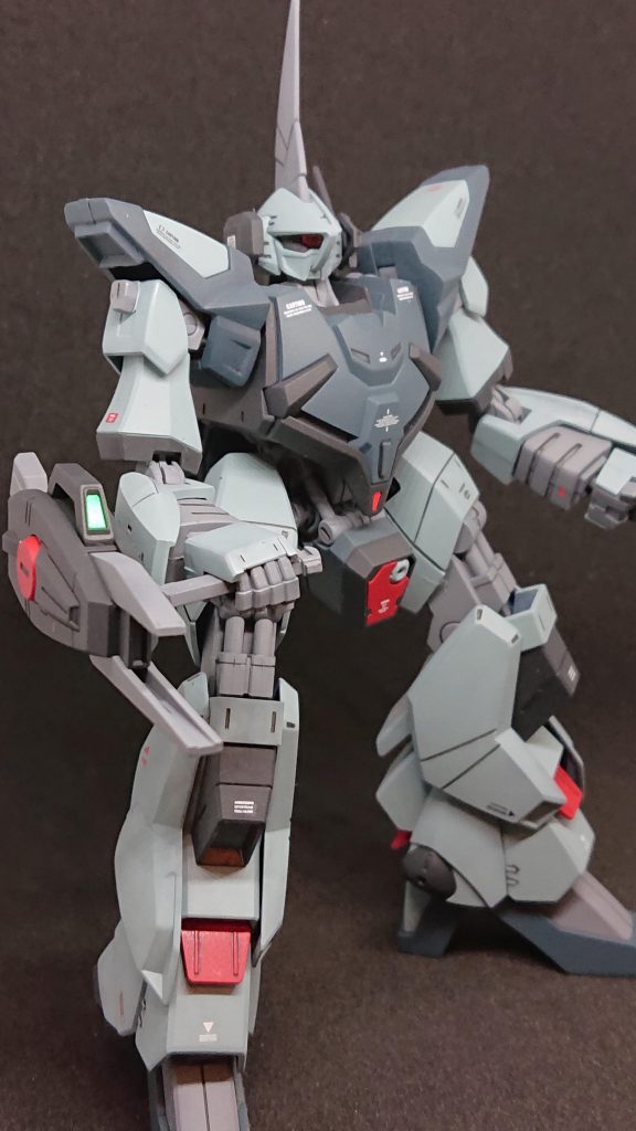 このビームライフルの持ち方には違和感しかありません。