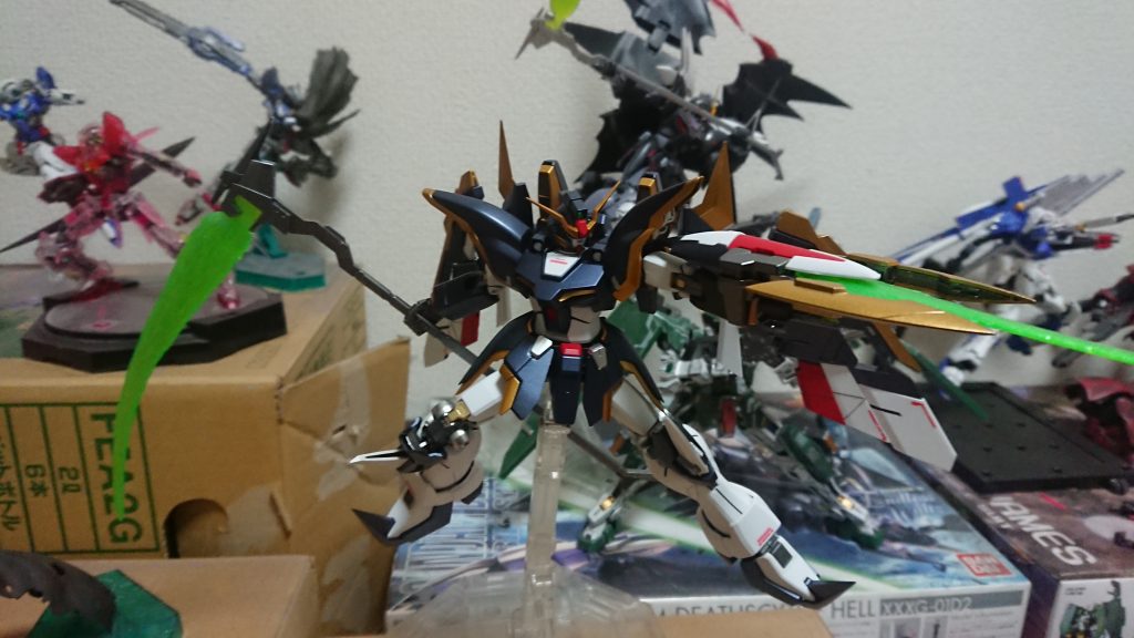 バスターシールドを構えて。
デスサイズには貴重な飛び道具ですよね。アニメではいつ回収してるんでしょうか、、、、笑