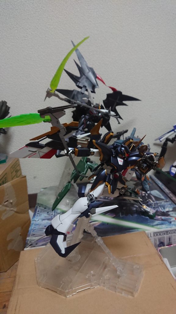 切り抜けるようなポーズ
高機動な機体故に映えますw