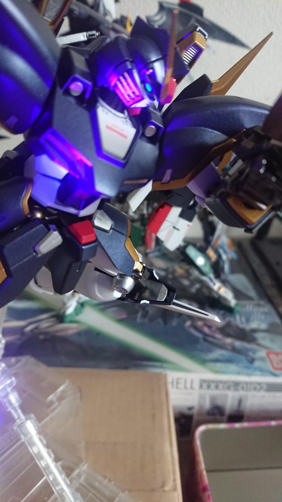 ビームエフェクトだけでなく目も蛍光塗装なので光ります。