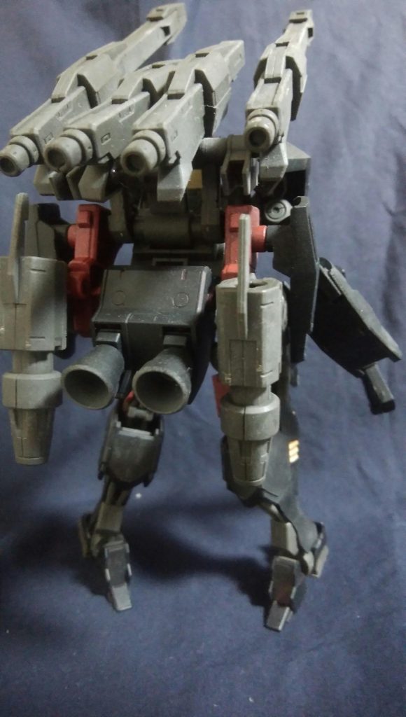 レールガンを4門搭載するため、フラウロス本来の変形機構は失われました。