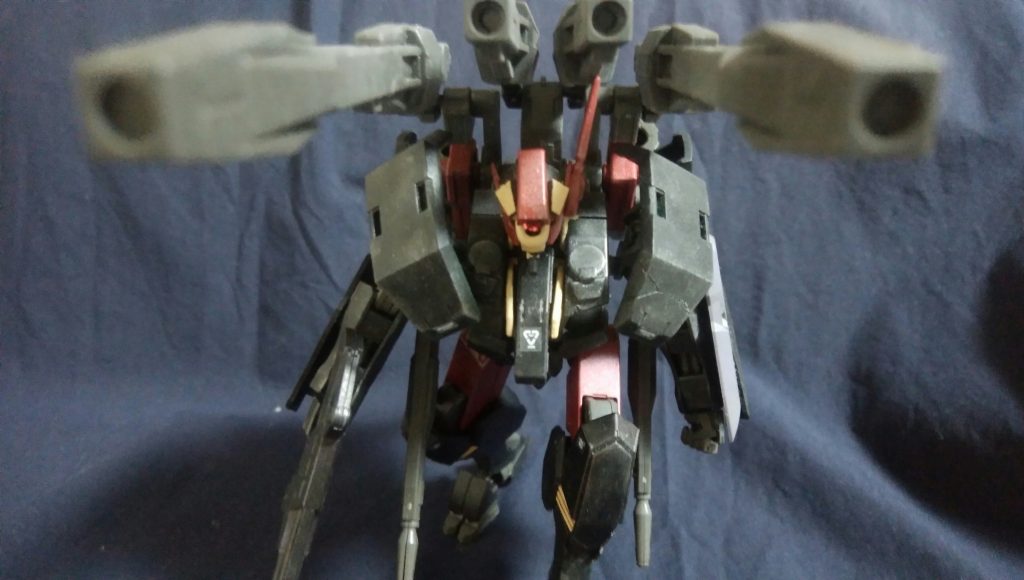 頭のアンテナとショートキャノンが干渉するので4門構える時は頭を傾ける必要があります。無計画な武装盛りのツケですね。