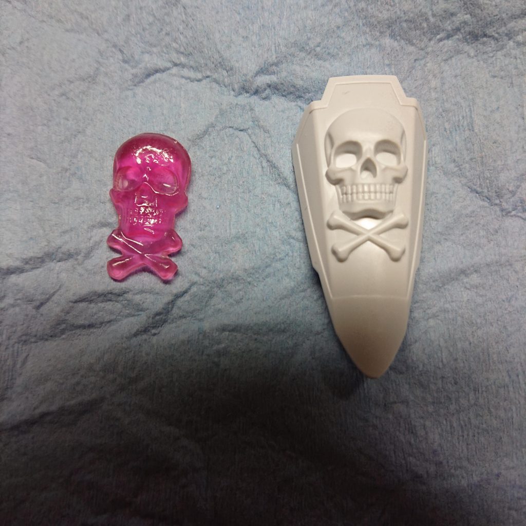 他プラのドクロマークをレジンで複製させてバックパック頭部へ接着。