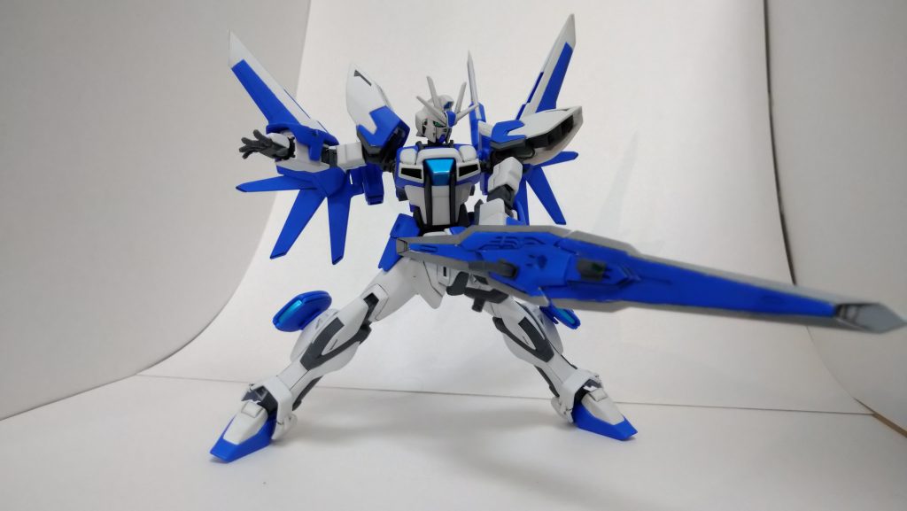 今回のメイン武装の「ヴァリアントバスター」
射撃特化の「バスターライフルモード」と近接戦特化の「バスターソードモード」の2モードがある。(遠、中距離特化と言いつつ、近接武器も入れていく謎)
スコープとグリップは急遽作ったためガサツな出来なのは気にしないでください。