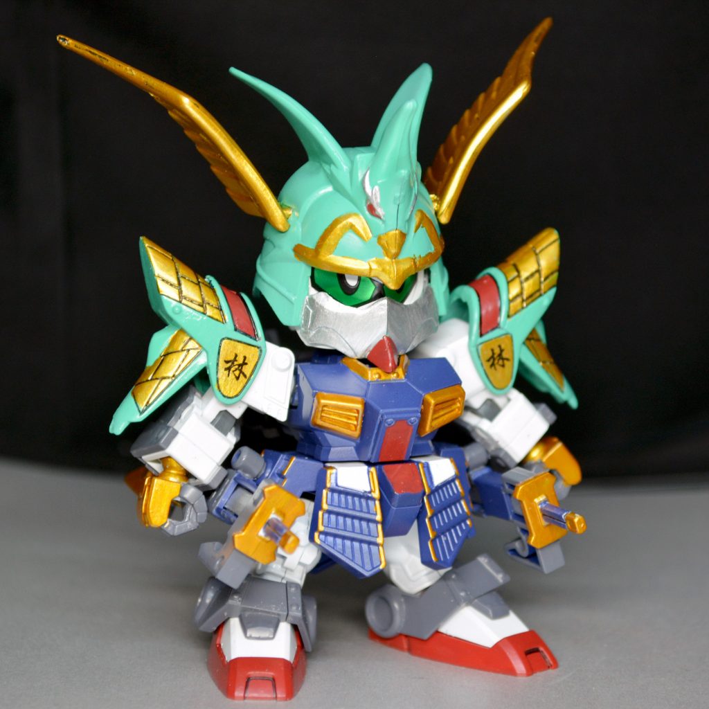 密林の摩亜屈密林の鎧は元キットを多少改修しています。肩鎧は厚さを１ミリ広げ、兜は頭への装着ピンの変更とマスクを分離させて位置を下げて接着しました。