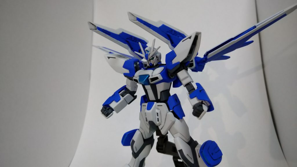 脚部のスラスターはビーム砲、バックパックのウイングはビームキャノンとしても機能します。