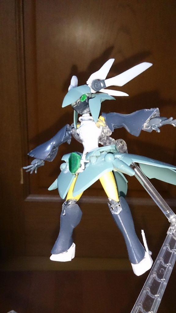 顔はヴェイガン機特有のバイザーを廃しガンダムタイプに近いツインアイに変更

女性型を作りたくてとにかく細いパーツを選んだらイッカクのウエストに行きつきました。ホネみたいなウエストやん