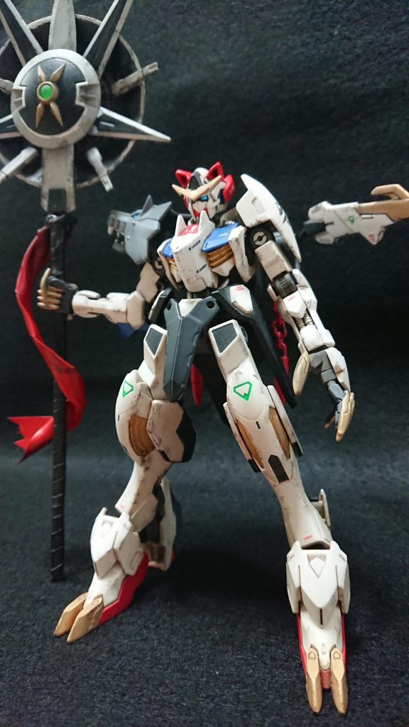 バルバトス、ルプスレクス、グリムゲルデのミキシングにシアクアンタの頭部を乗せました。
右肩の狼はジーエンアルトロン。