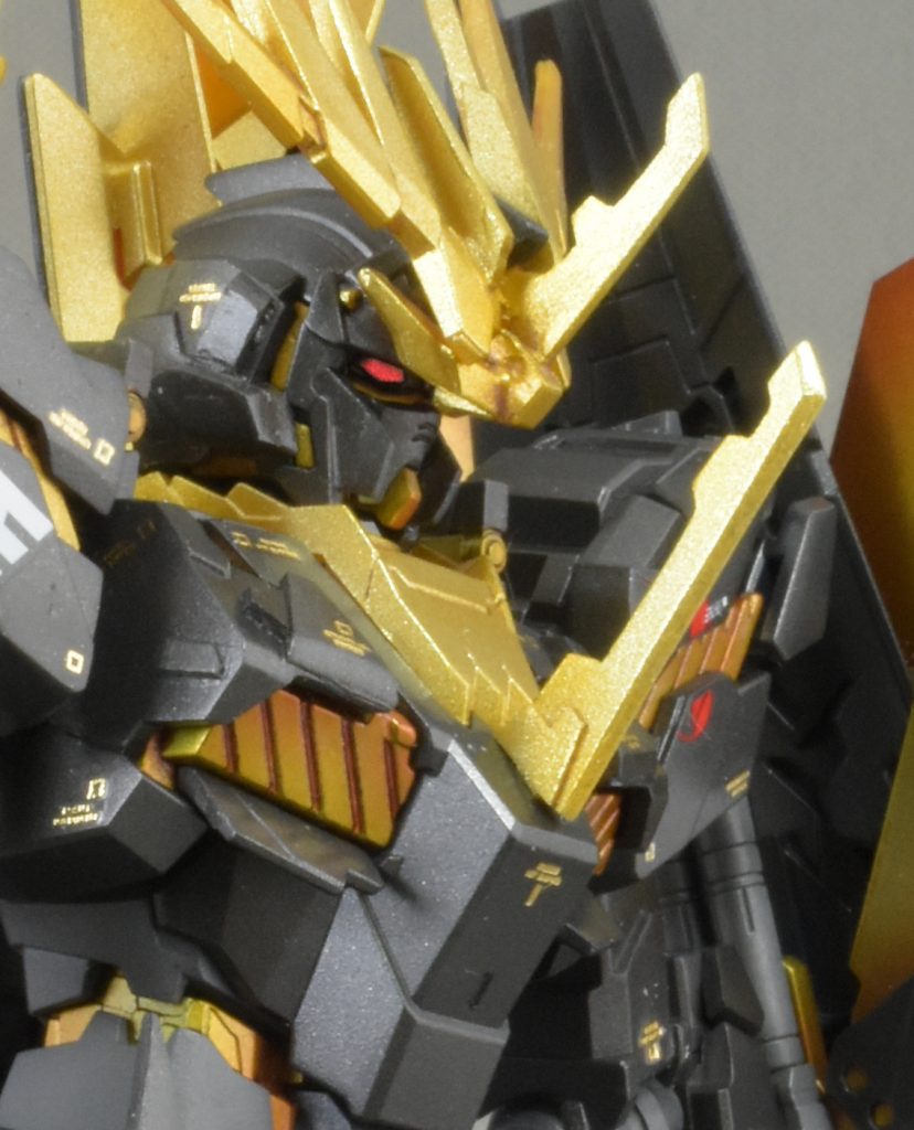 胸に大型のブレードアンテナを装備。