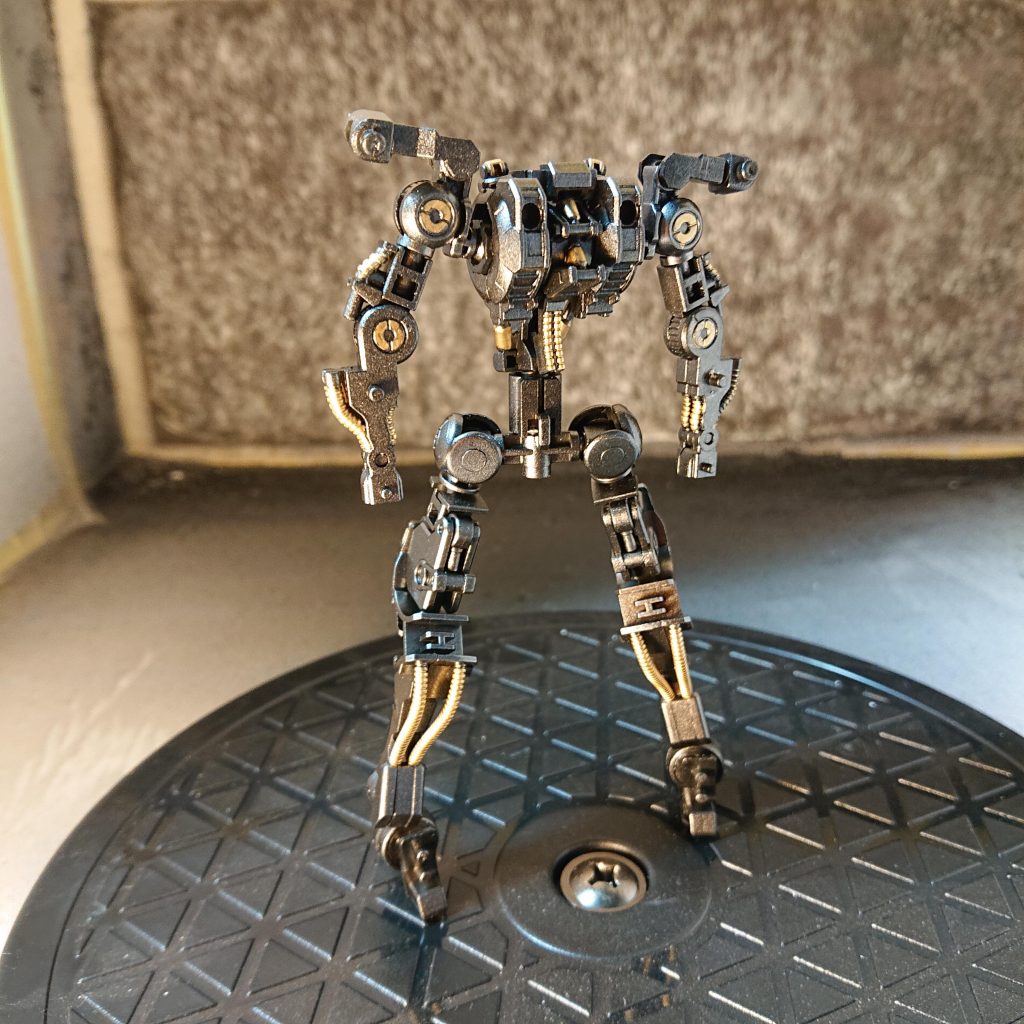 ガンダムフレームは下地に黒でその上からガイアノーツさんのスターブライトアイアンを着色し、動力パイプとシリンダー部をゴールドで筆塗りしています。