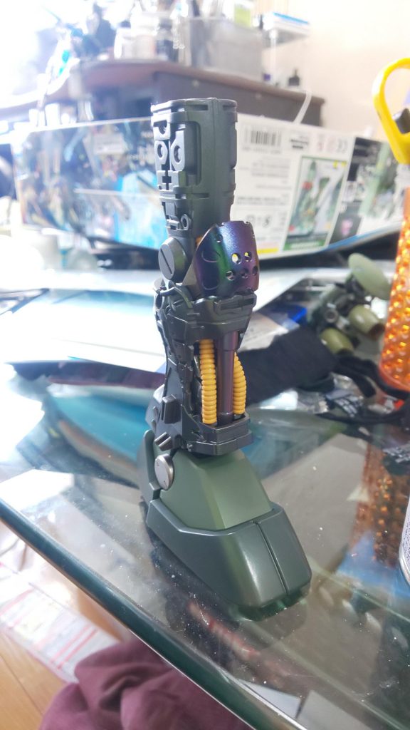 脚部フレームは基本的にステルスグレー一色ですが、ところどころに偏光プリズムカラーをまぶしてみました。