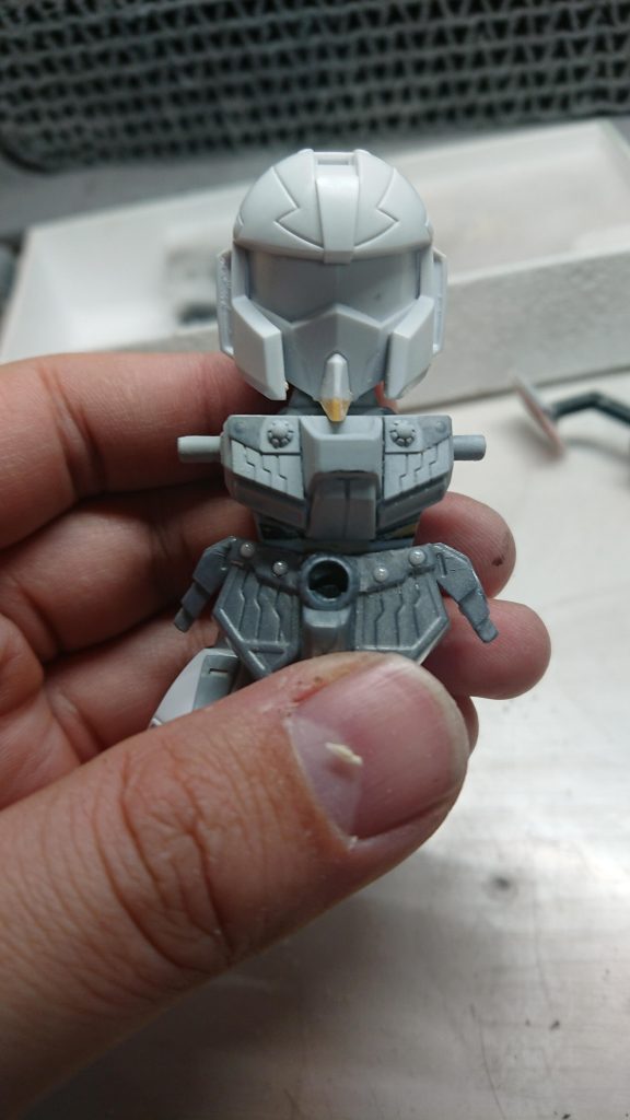 首も2㎜延長しているので引き顎ができるし、顔をゼータに近づけるため、くちばしをプラ板で追加しました