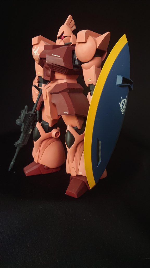 盾はゲルググのまま。
客部はギャンをベースに幅増し、パテでシルエットを変更しています。