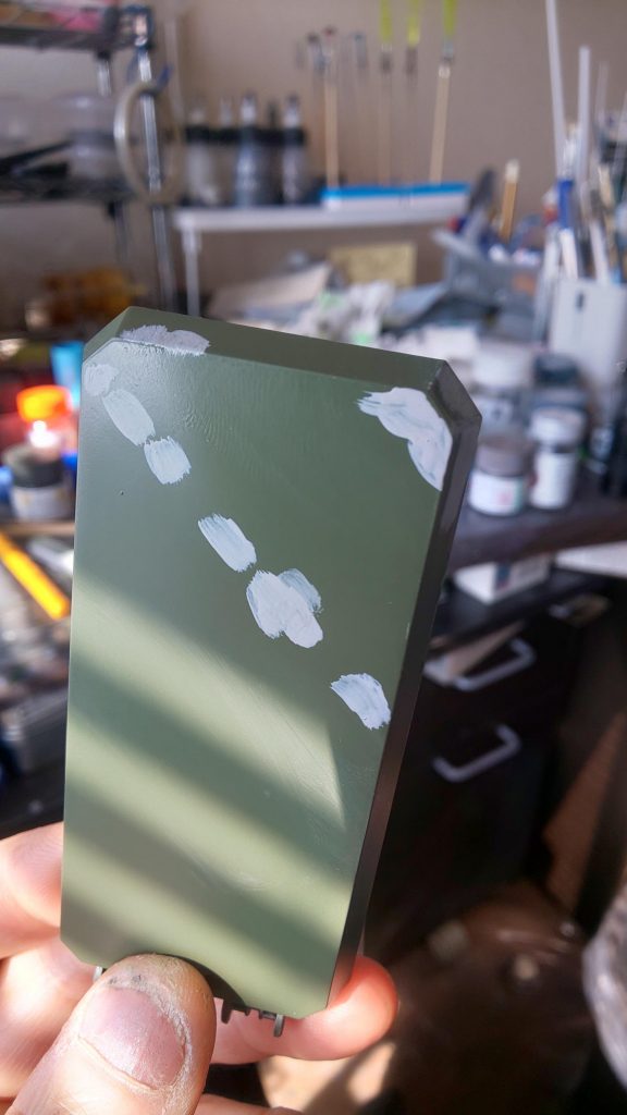 シールドの塗装もすんで、つや消しクリアを吹き付けてる途中に持ち手クリップからポロリ。塗膜がぐだぐだになってしまったんで、削ってサフし直してるとこです。