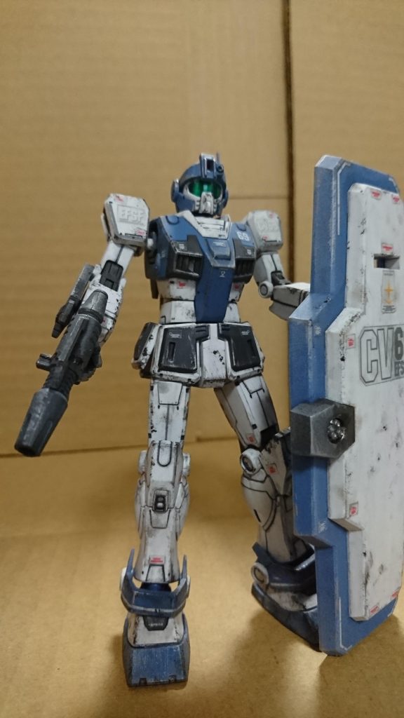 今回については基本塗装はせず、形成色(とコーションシール)の上からウェザリングを施しています。
脚部やダクトのシールは下手に貼るとかえって見た目が悪くなると思い貼っていません。