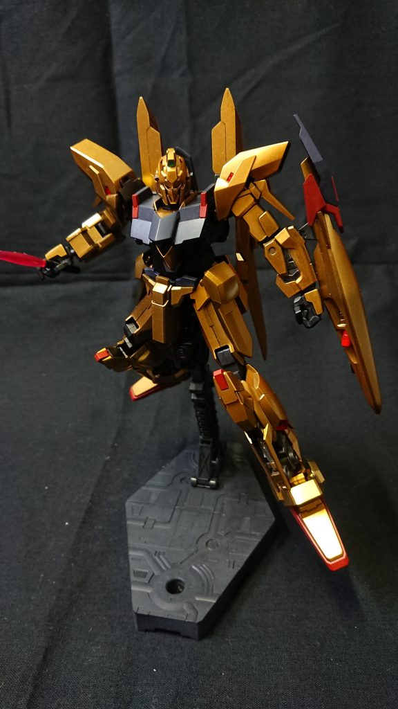 ビームサーベルはキットのままだとシールドから取れないので左右切り離して取れるようにしてあります
フレームにガンダムマーカーのシルバーでドライブラシして金属っぽくしてあります