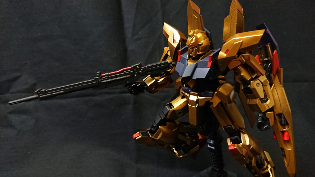 スネのシリンダーとビームライフルを金と銀のマーカーでちょこっと塗ってあります