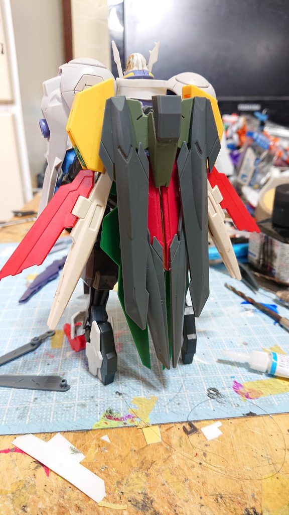 特徴的なマントはフェニーチェリナーシタ、ストライカージンクス、ノーネイムライフルなどのパーツで作りました 布で作ろうかなとか考えてましたが、シンプルに面倒臭いのでやめました