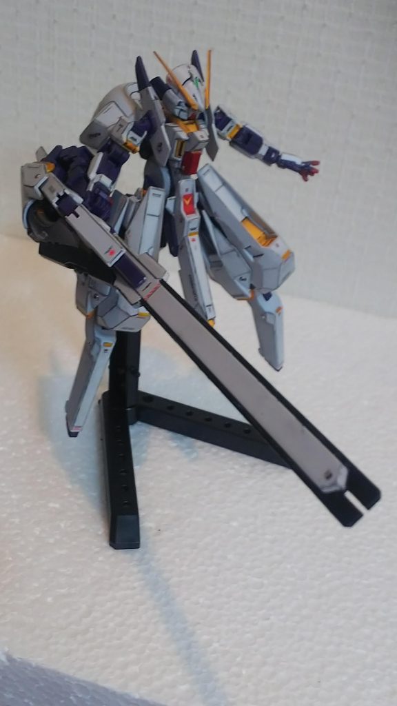 所々にメタルパーツやビーズを埋めてます