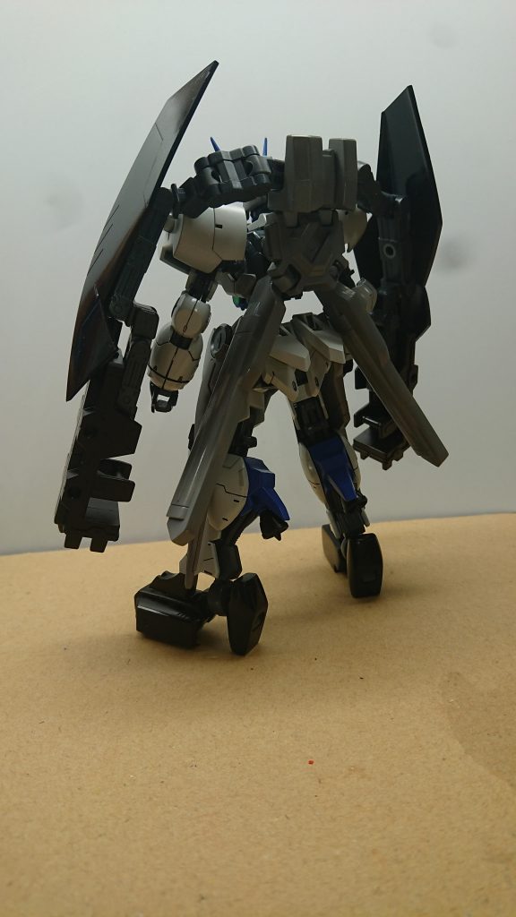 しかしこの武装を装備するに当たって他の機体よりも推進材を多く使うために、背中に装備されてる二本のタンクから自力で各部に推進材の補給なども可能である
脚部の中型ブースターやサイドアーマーなどメインのブースターは基本的に脚部分に集約されている
背中にもセンサーが配備されており最前線で四方から囲まれても敵を補足し千里眼システムを使うことが可能である(写真では写ってませんが背中のバックパックとお尻の部分に緑色のセンサーパーツがあります)