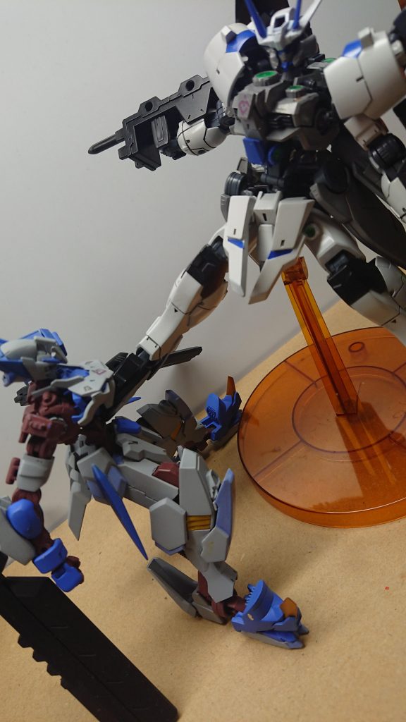 ハンマーシューズ
ロノウェの脚に装備されている装甲
フレームにも使われてる高硬度レアアロイをそのまま装甲に使われており通常のリアクターが一個のMSなら間違いなく機動力が落ちる重さだがガンダムフレームのツインリアクターからなる高出力のパワーから装備することが可能であり手の甲にも同様の装備が付けられている
