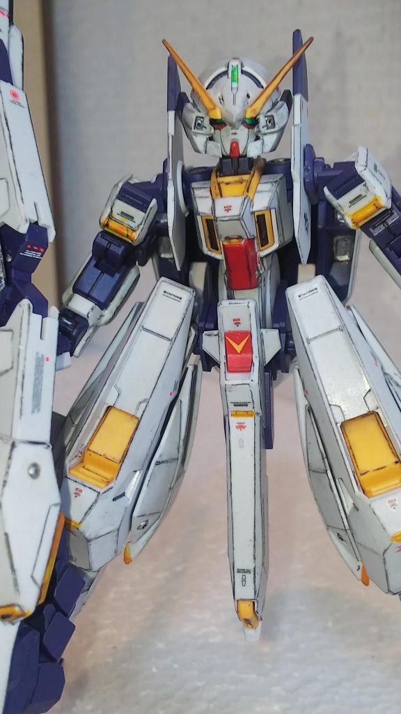 顔がほとんど隠れていたのでひさしを削り込みました コクピットを赤にしてみました