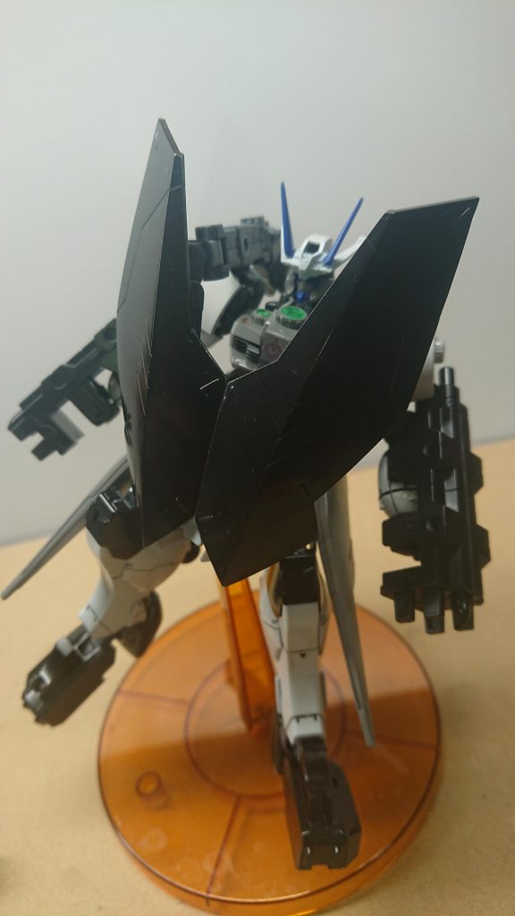 フレキシブルシールド
ロノウェを守る為の盾であり厄災戦当時から装備されていた装備である
この盾は防御に使われる以外の用途はそんなに無い(無いとは言っていない)
しかしこのシールドはナノラミネートコート製のシールドであり後のガンダムグレモリー開発に貢献している
物理攻撃を弾き返す為MA.MS戦で活躍する場面の多い装備である
このシールドは前衛で戦うことを想定されて装備されたものでありMA戦でプルーマやハシュマルの気を引く為に圧倒的な敵の数でも壊れることの無い防御力が必要であり、ロノウェの基本戦術として前衛で敵を自身の武装で駆逐し(主にプルーマとか)千里眼システムを使用しながらハシュマルの行動をパターン化
それを後衛の味方(主にダインスレイヴ装備した機体)に仕留めてもらう
その時にダインスレイヴの衝撃に耐える為にもあるナノラミネートコートなのである
(簡単に言えばロノウェが囮で暴れまわりながらプルーマ倒しながらハシュマルお前の事見てるからな!!あ、次この動きするな!ダインスレイヴ任せた!衝撃ヤバイからシールドで守ろ!な機体)