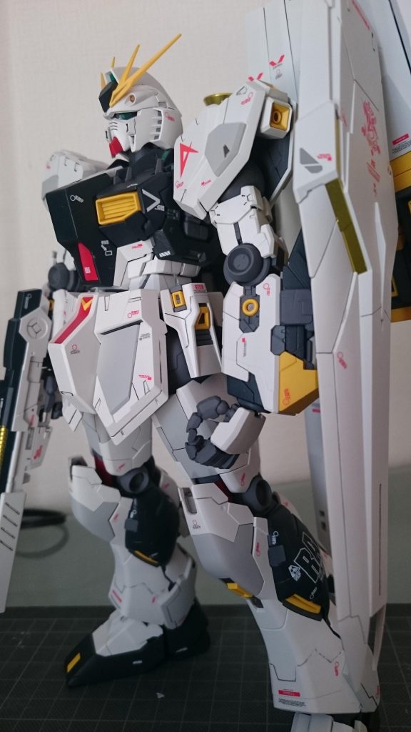 某-OFFで出会い中身を確認しました。頭、上半身、腰が組み済みで、大胆なヤスリ掛けと、筆塗りがされていましたが、、「その時、君の目の前にガンプラが有ったことは偶然かもしれない、これまでガンプラを作ってきた者達も皆そうだったが、ガンプラを作るかどうかは自分で決めたことであって、偶然ではないはずだ。・・・かつてガンプラを作った者達と同じく、君もガンプラに選ばれたのだと思いたい。」と、ブライトさんの声が聞こえたような気が、、そしてレジへ。