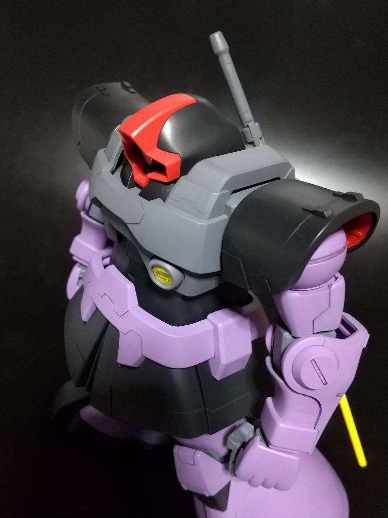 ドムはデザインの都合上、面構成が広いので間延びしないように、プラ板とスジボリを適度に追加、MSアンサンブルのドムを参考にしています。