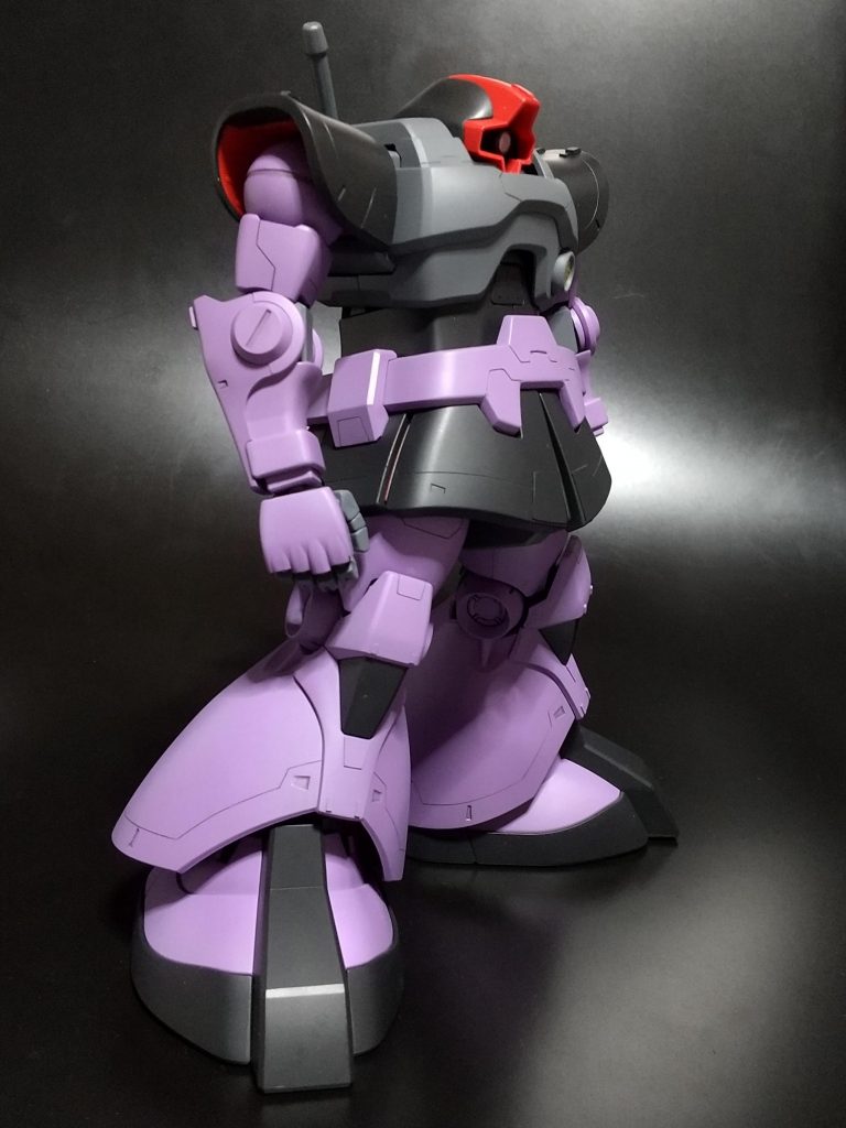 発売当初は気にならなかったのですが、極端に胴が短く、脚が長すぎるうえに腰が引けて見えるので、自然な立ち姿にするべく手を加えた結果がこの状態です。緩やかなS字がいい感じたと思うのですが。