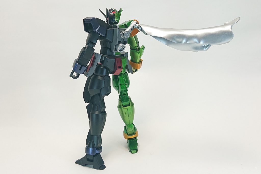 マフラーをプラバンを炙って作ってみました。
あまり知識もないまま家のコンロを弱火で炙ったら、すぐトロトロになって大苦戦しました。
背中はガンダムアスタロトのパーツを使ってマフラーは可動式になってます。
新商品だったプライマリーメタリックの塗料で緑、赤はぬってあります。
銀の縦ラインはエナメル塗料で筆塗りです。