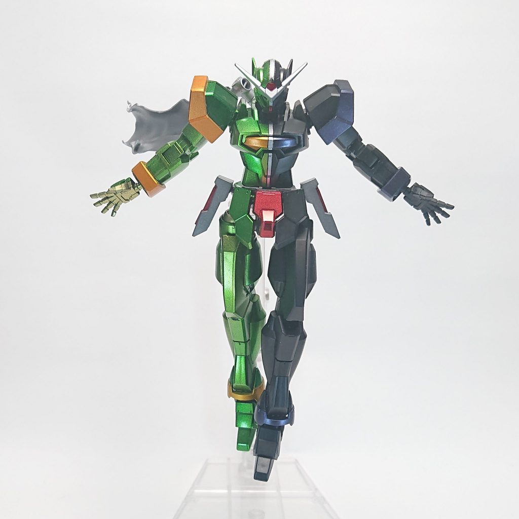 塗り分けがシンプルだったんですがグリーンの上にクリア塗った後、完全に固まる前に触ってしまいガッツリ指紋ついたので一度塗料落として塗り直しました。
もうこんな面倒なことしたくない、ちゃんと待とうと思った作品でした(笑)
相変わらずポージング難しいです。