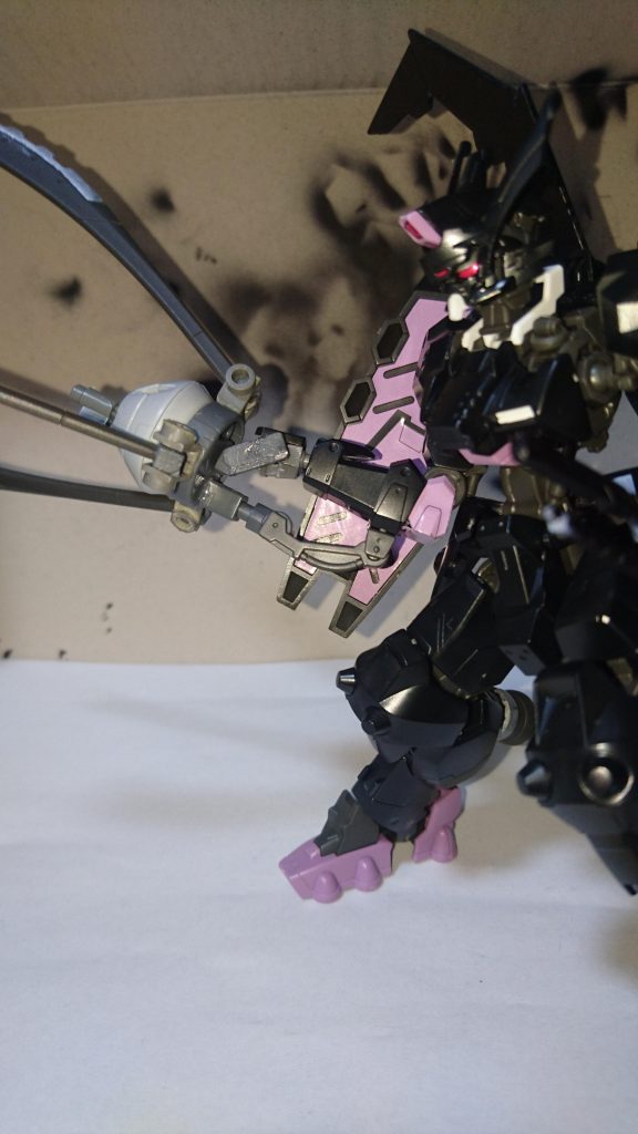 このアイアン・セイヴァーはどういう風に持っているかというと、手以外にもう一つジョイントさせています。
片手だけでは持てませんし、ポロポロ取れてしまいます。