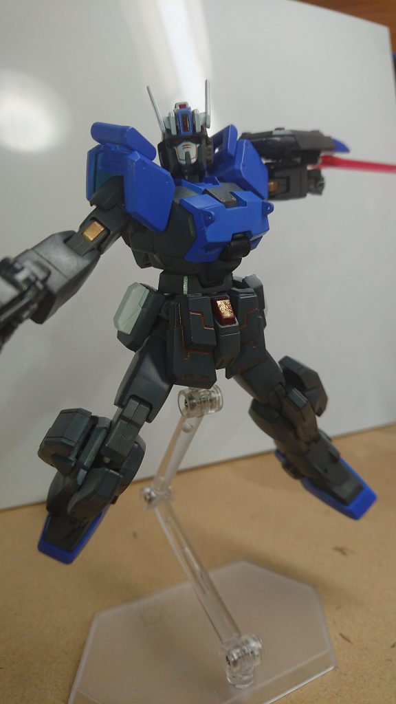 まず標準的なビームサーベル!元のEz-8のシールド裏にEz-SRのビームサーベルマウントの基部を切ってそのままくっ付けました!手に持たせる事もできるしそのまま使うこともできる設定です!