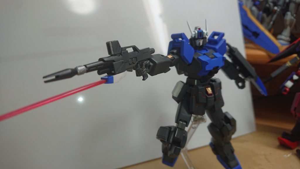 試作十手装備ビームライフル
陸戦型ビームライフルをベースにビームライフルを構えたまま近接攻撃ができるように装備したものです!
使われないときは腰のスカートに装備されています!