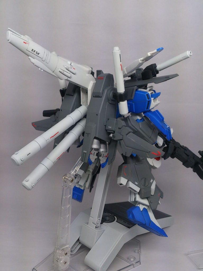 後ろ。各部品が中心から放射状に広がるような形状を意識しました。