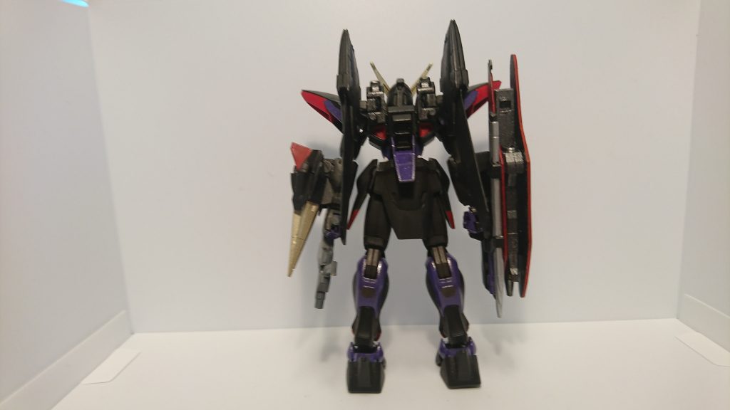 背面は新たにウイングバインダーを装備。