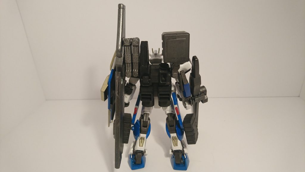 バックパックはザクR-1型旧キットのものです。