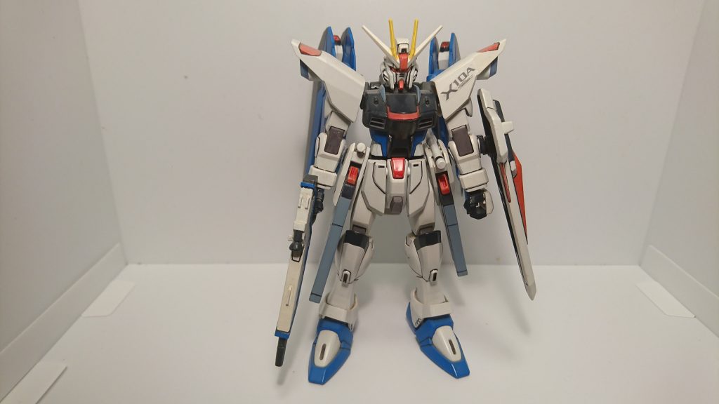 シールドは手持ちじゃなく、肘にジョイントを付けた形ですね。