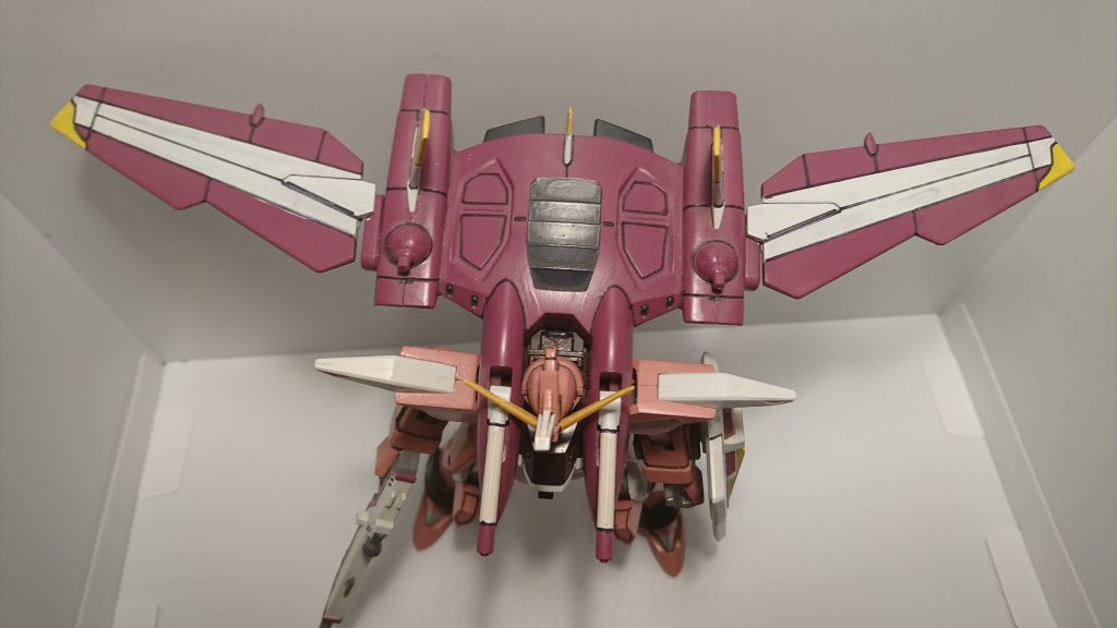 飛行形態にする時、一度頭部を外さなければいけなかった。