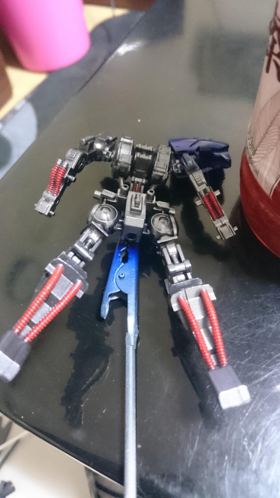 パイプ部分は赤に。