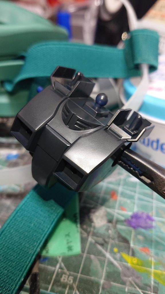 下地はガイアノーツのジャーマングレーです。我ながら綺麗に塗れたと思います。この上にケープを吹き、上の塗膜が剥がれやすいようにします。