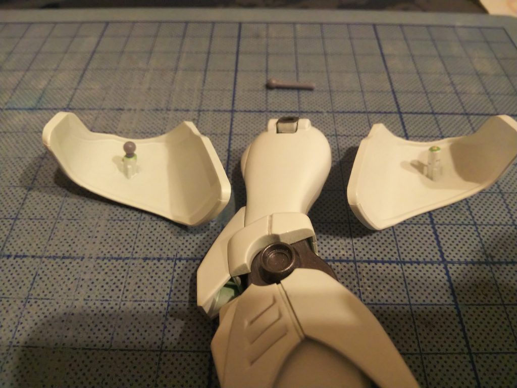 脚を開くようにしたら腰アーマーが干渉するようになってしまったのでボールジョイントに改修しました