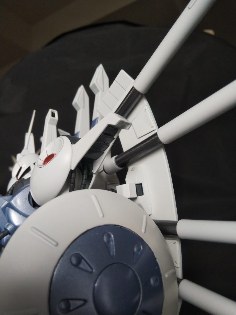 ショルダーアーマー内部にダクト追加したり、背部パネルのジョイント部にカバー(BB戦士ジオングの胸のダクトパーツ)、プラ板を用いた各種ディテールを追加。合わせ目は…一部しか処理してないです